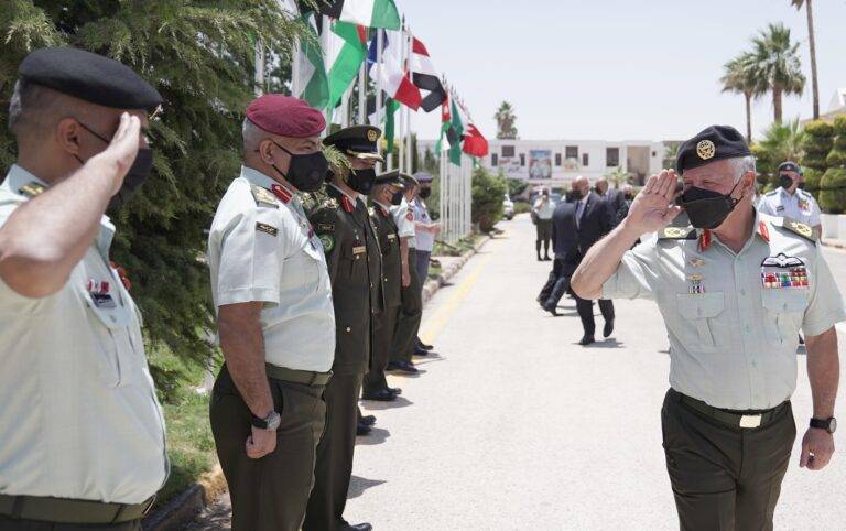 الملك يرعى تخريج دورة الدفاع الوطني 18