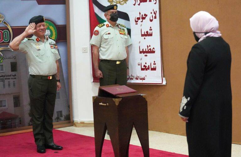 الملك يرعى تخريج دورة الدفاع الوطني 18