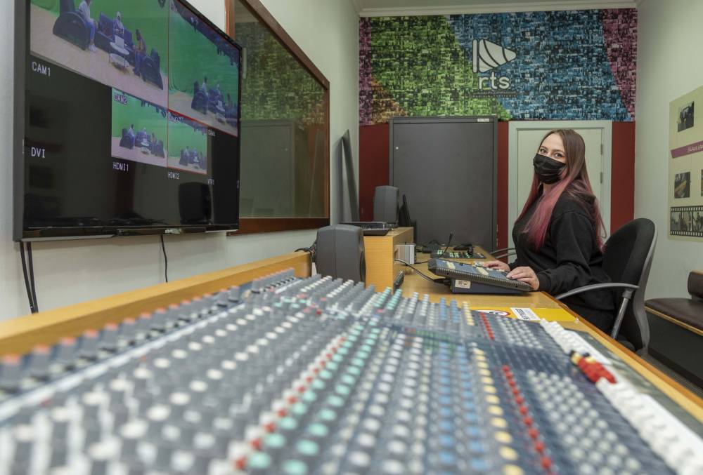 جامعة عجمان تطلق برنامج الدراسات العلیا في العلاقات العامة والاتصال المؤسسي المرشحون المتمیزون سیتنافسون على برنامج مساعدة الخریجین