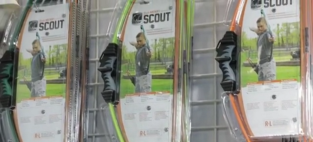 معرض أبوظبي للصيد يُتيح لجمهوره ممارسة تحدّي الرماية بالقوس والسهام