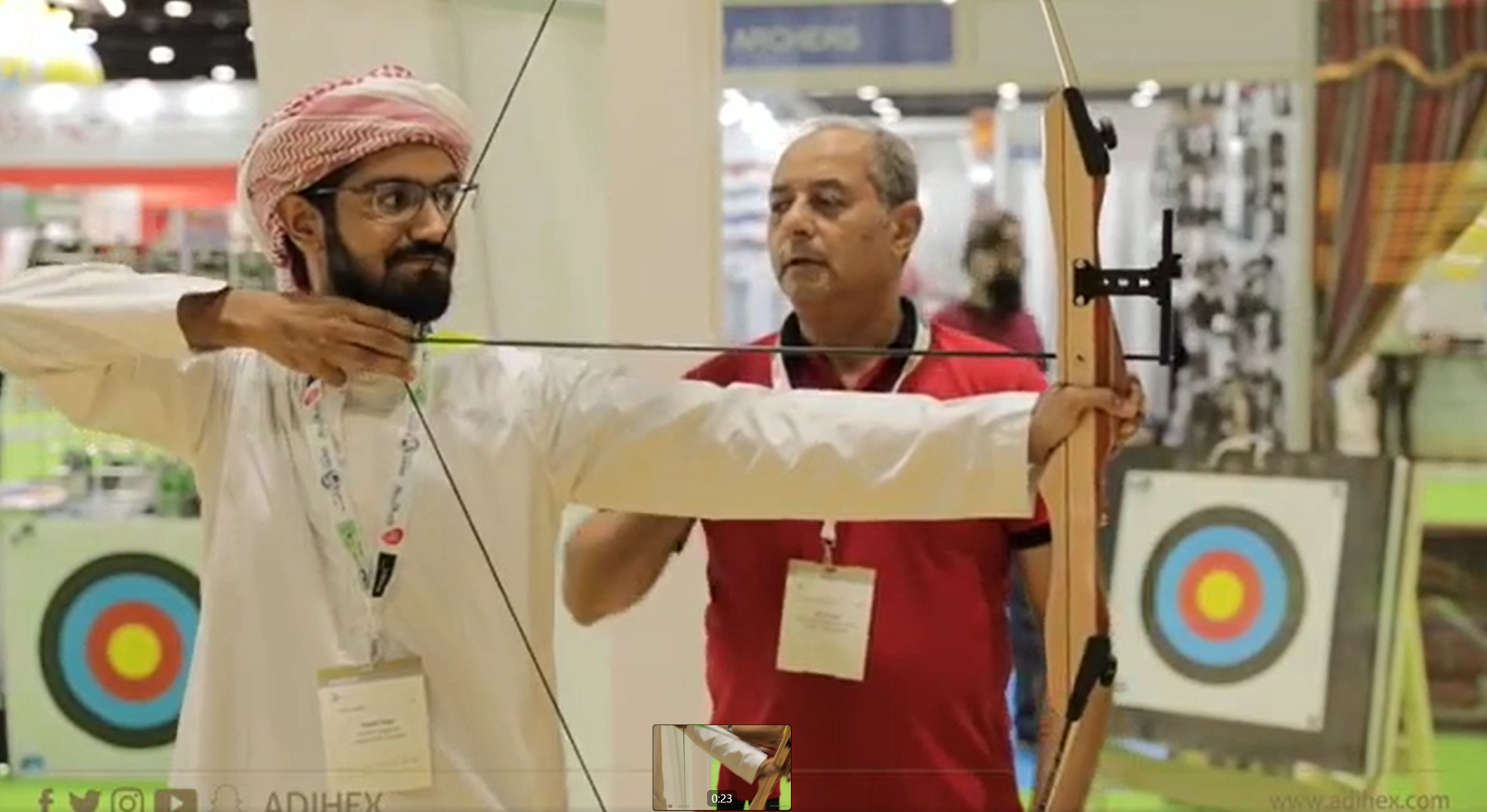 معرض أبوظبي للصيد يُتيح لجمهوره ممارسة تحدّي الرماية بالقوس والسهام