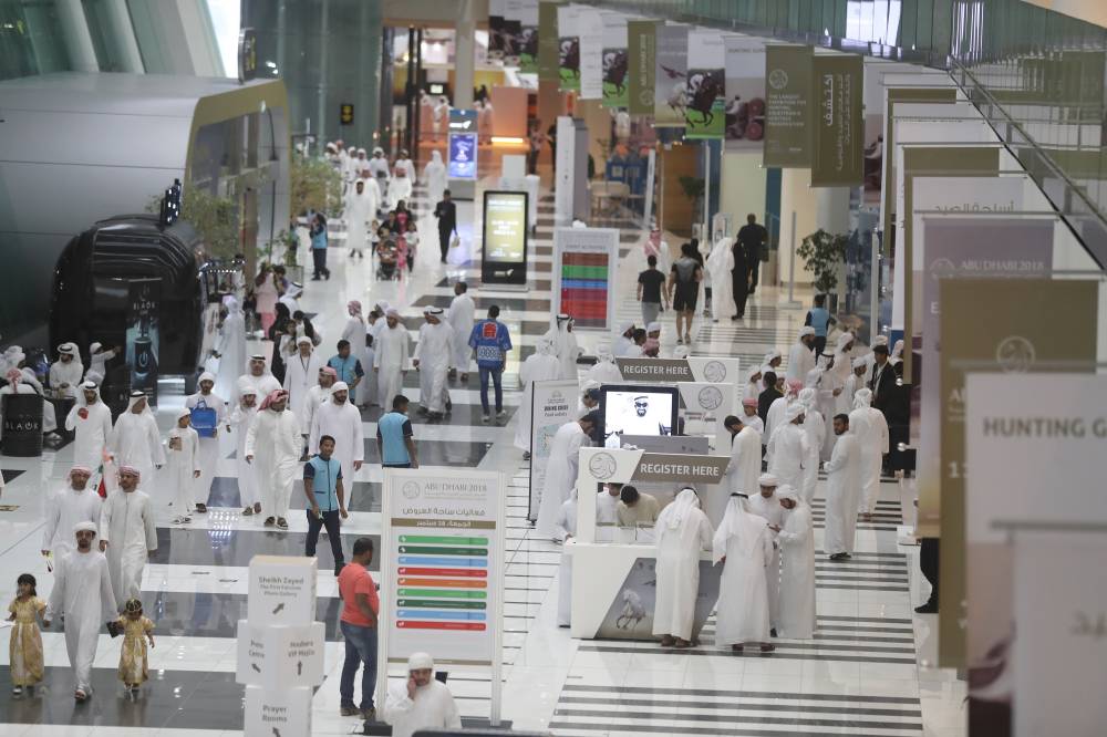 معرض أبوظبي للصيد يُتيح لجمهوره ممارسة تحدّي الرماية بالقوس والسهام