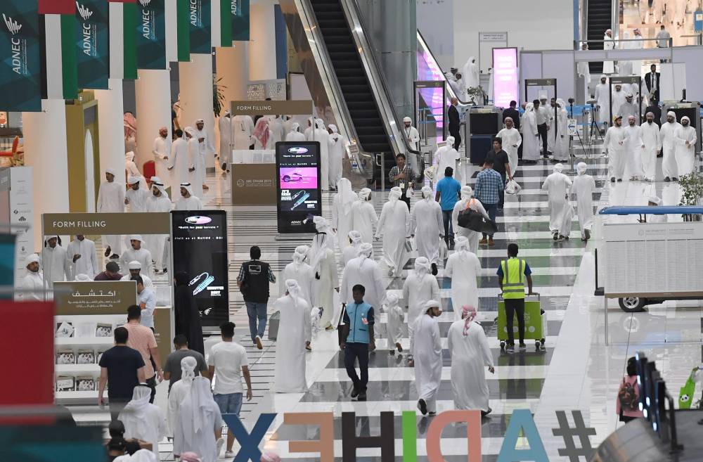 معرض أبوظبي للصيد يُتيح لجمهوره ممارسة تحدّي الرماية بالقوس والسهام