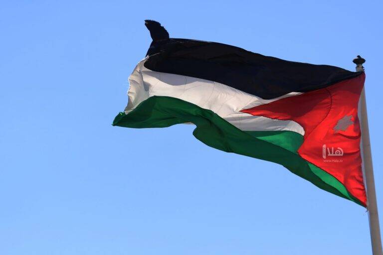 هآرتس: لابيد سيعمل على تعزيز العلاقات مع الأردن