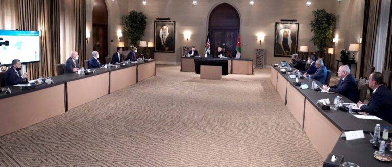 الملك يلتقي ممثلين عن القطاع السياحي صور