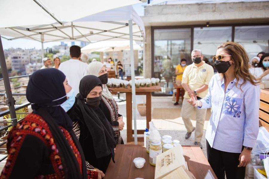 الملكة رانيا العبدالله تلتقي عدداً من المزارعين وأصحاب المشاريع المستفيدين من موقع دبين الالكتروني