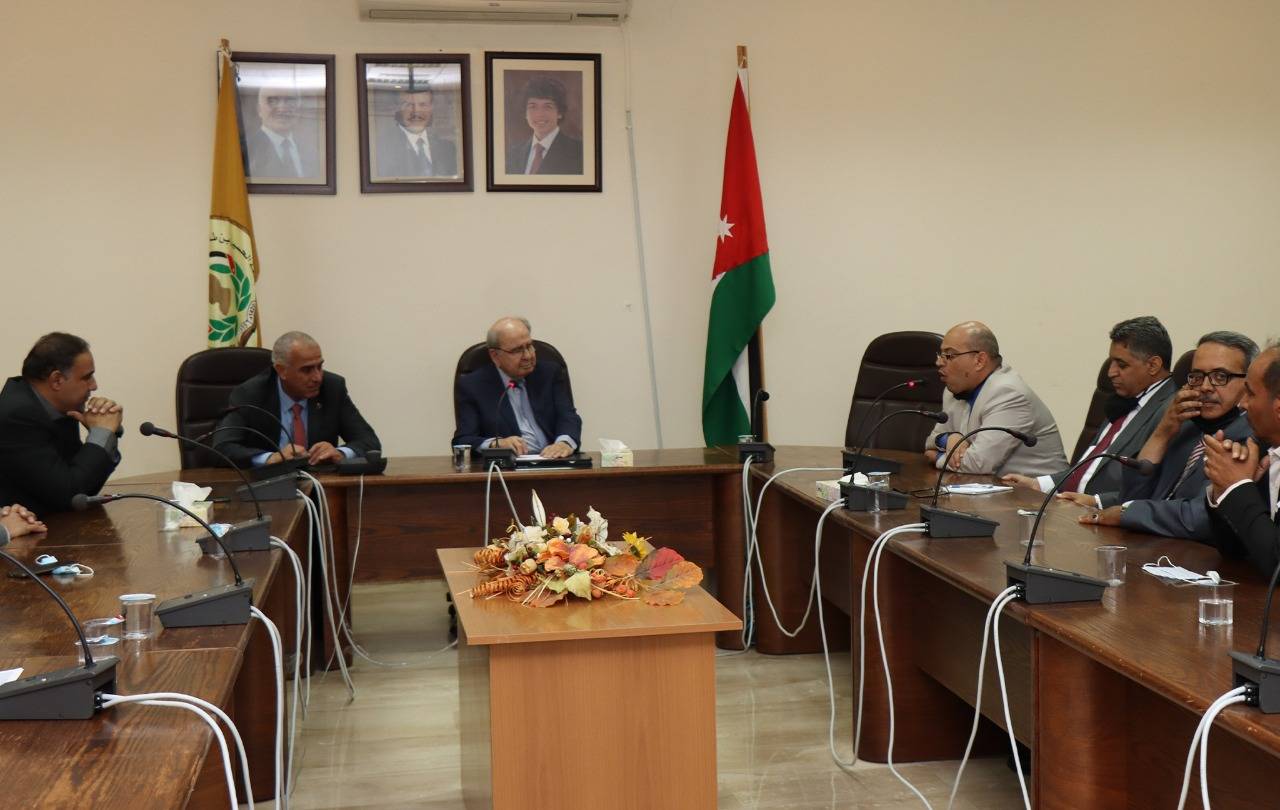 رئيس الوزراء الأسبق طاهر المصري يزور جامعة الحسين بن طلال 