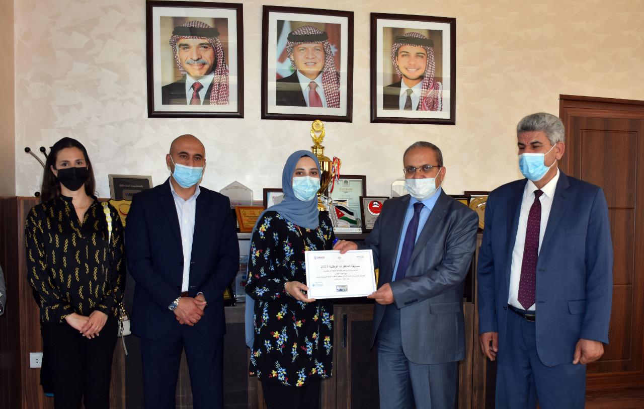 تسليم كأس بطولة المناظرات الوطنية في برنامج أنا أشارك لفريق جامعة جدارا لفوزه بالمركز الأول