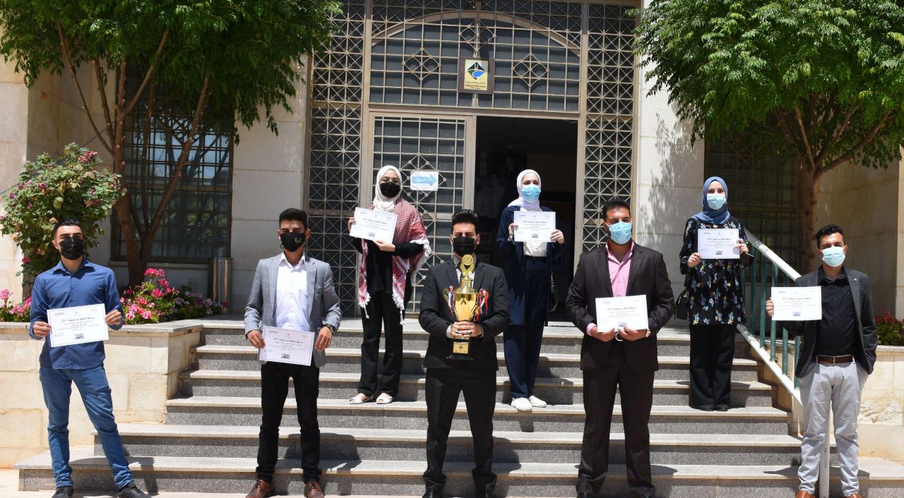 تسليم كأس بطولة المناظرات الوطنية في برنامج أنا أشارك لفريق جامعة جدارا لفوزه بالمركز الأول