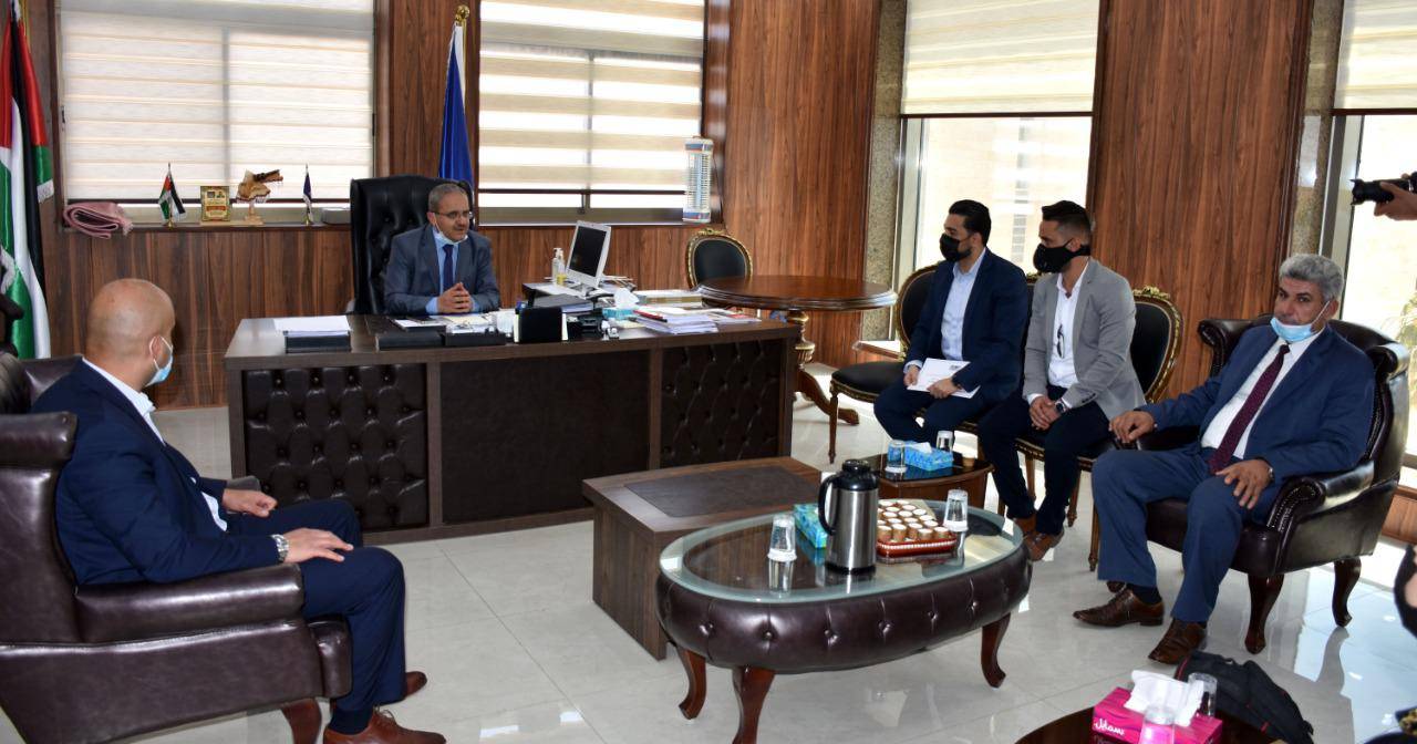 تسليم كأس بطولة المناظرات الوطنية في برنامج أنا أشارك لفريق جامعة جدارا لفوزه بالمركز الأول