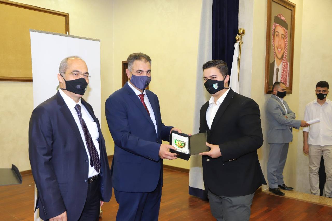 رئيس جامعة البلقاء التطبيقية لخريجي فوج المئوية : انتم ثروة هذا الوطن ومحط اهتمام ورعاية القيادة الهاشمية 