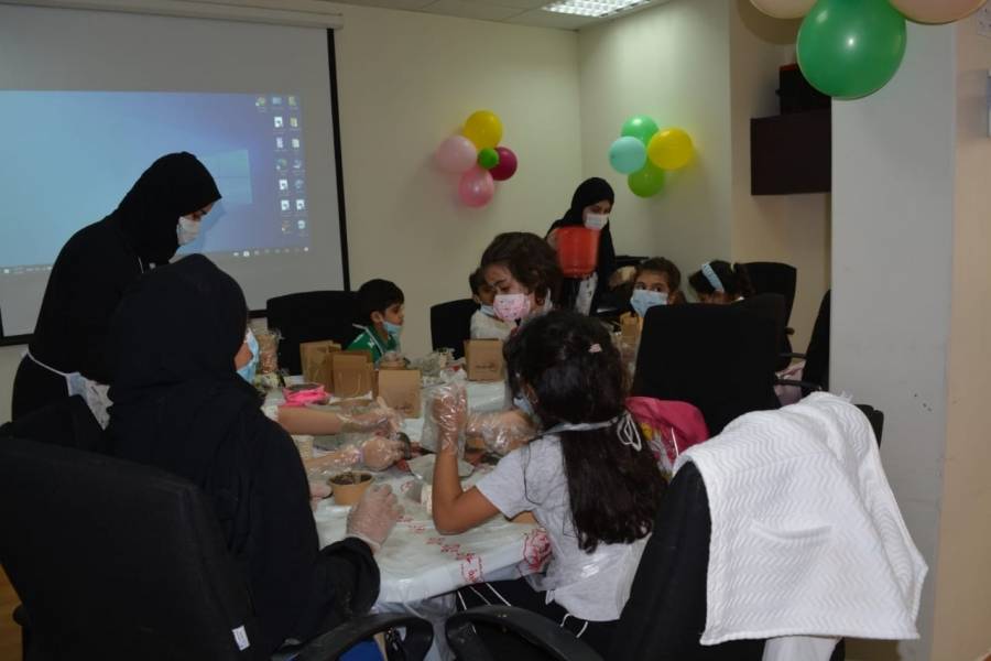 أعضاء منتدى الإعلام السعودي الدولي في زيارة الجمعية الأيدي الحرفية بمحافظة جدة