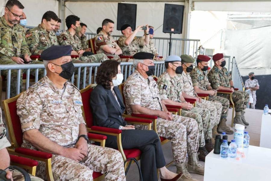 رئيس هيئة الأركان المشتركة والسفيرة البريطانية يتابعان تمرين اقتحام جوي مشترك