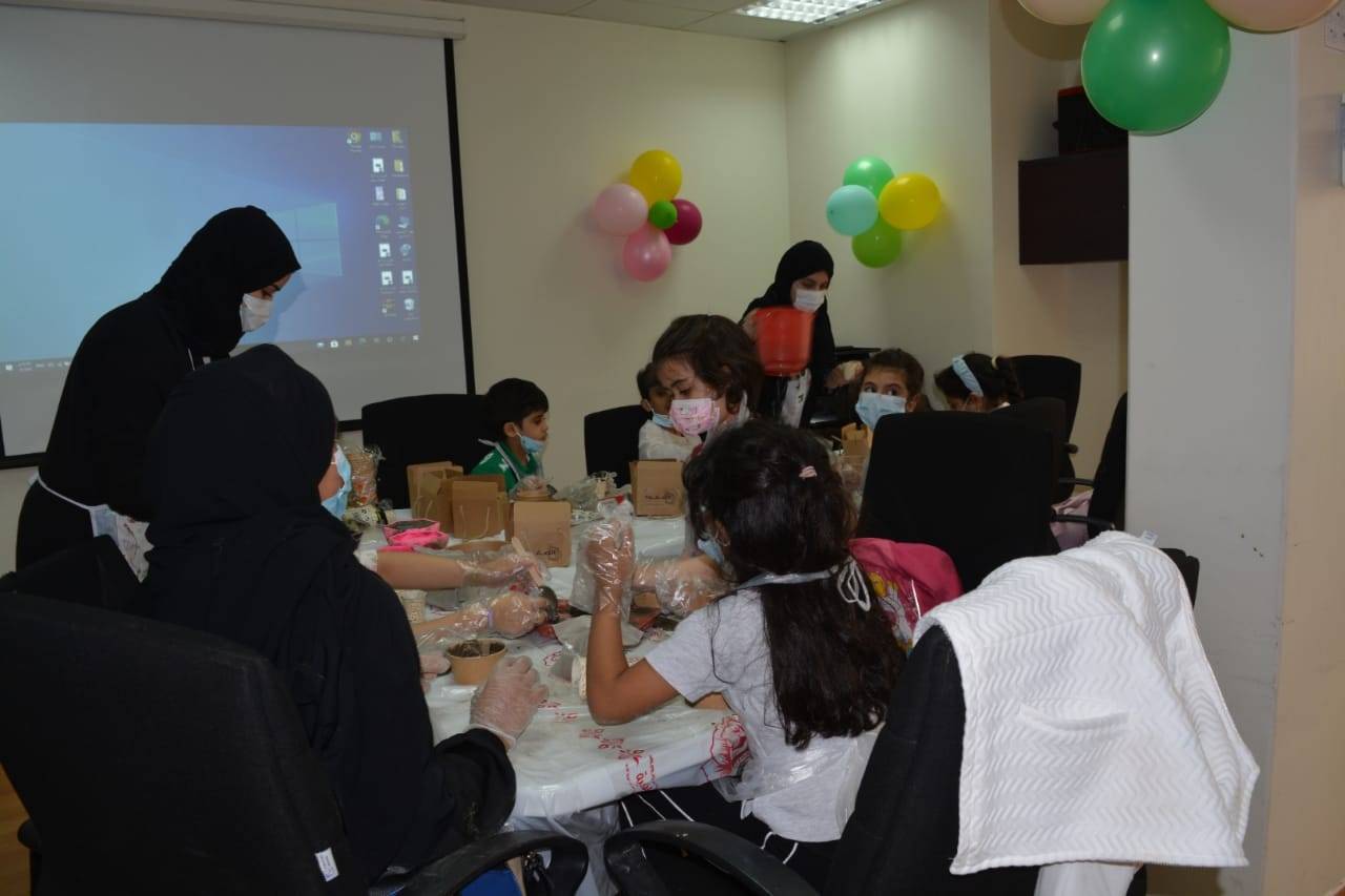 أعضاء منتدى الإعلام السعودي الدولي في زيارة الجمعية الأيدي الحرفية بمحافظة جدة