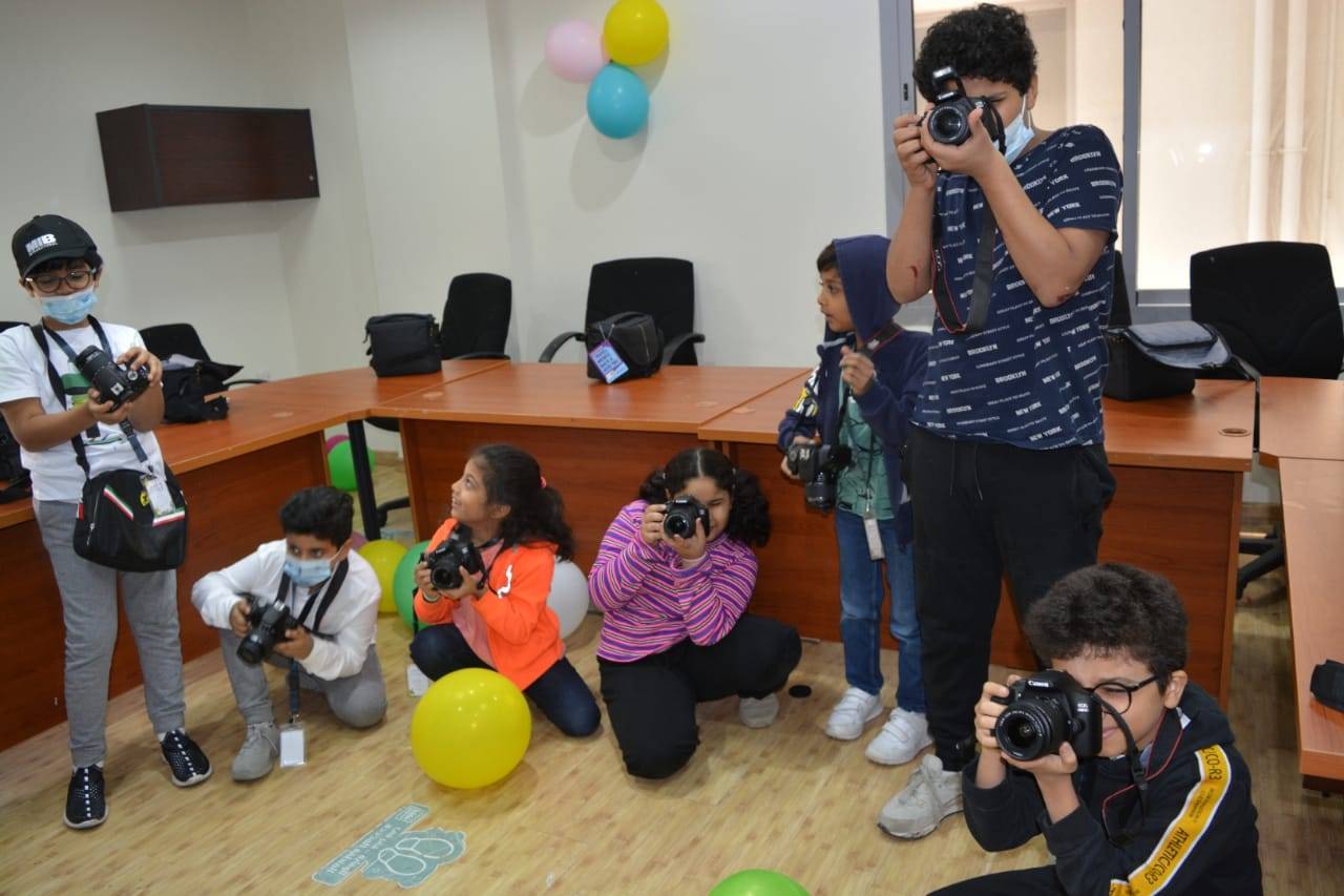 أعضاء منتدى الإعلام السعودي الدولي في زيارة الجمعية الأيدي الحرفية بمحافظة جدة