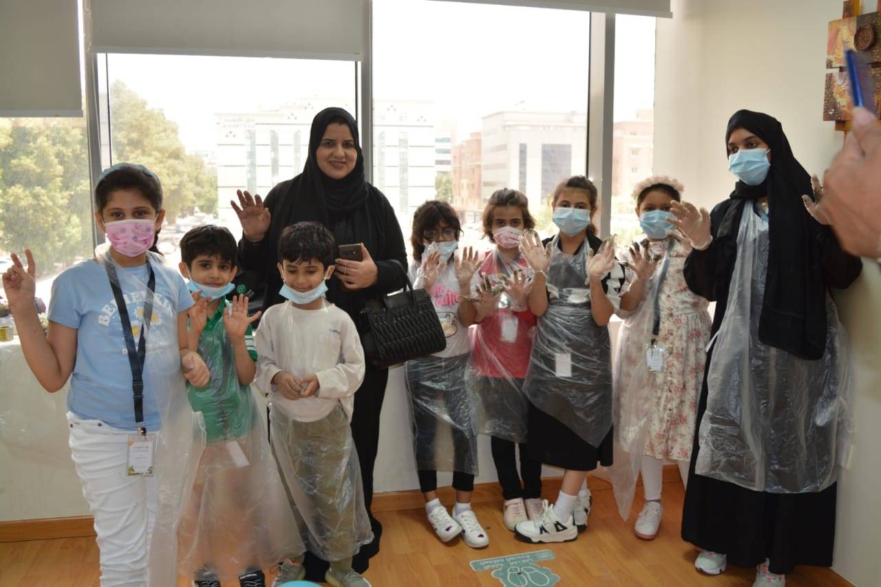 أعضاء منتدى الإعلام السعودي الدولي في زيارة الجمعية الأيدي الحرفية بمحافظة جدة