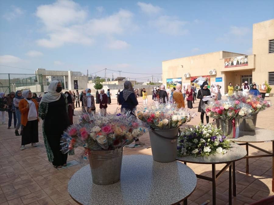 وزارة التربية والتعليم تستقبل طلبة التوجيهي في أول يوم امتحاناتهم بالورود وأجمل زينة .. صور