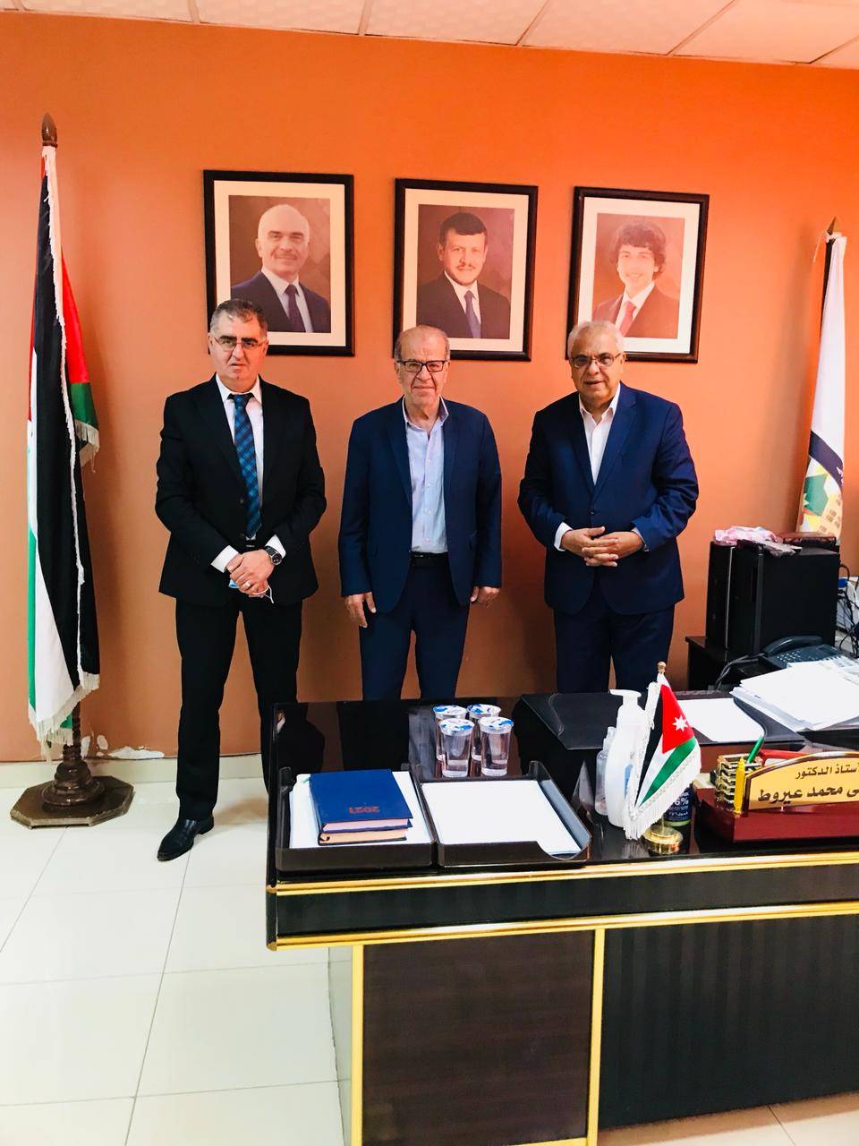 النائب سلامه البلوي ورئيس الغرفة التجاريه يزوران كلية الزرقاء الجامعيه 