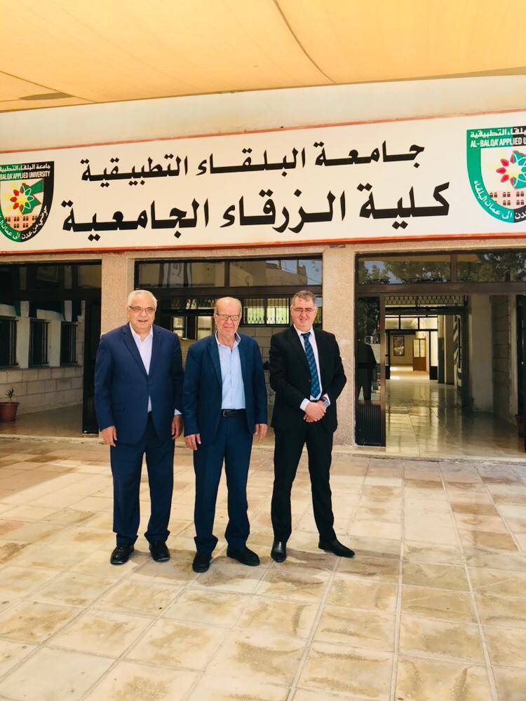 النائب سلامه البلوي ورئيس الغرفة التجاريه يزوران كلية الزرقاء الجامعيه 