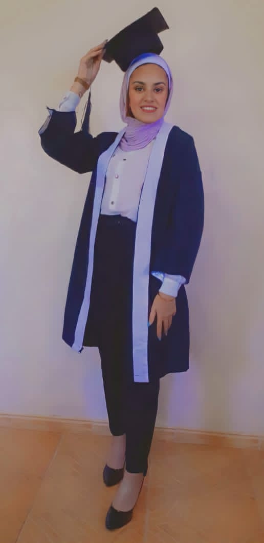 يوسف نجادات وزوجته الزميلة يسرى أبوعنيز يهنئان أنسام احمد الحجاج بتخرجها من جامعة البلقاء التطبيقية