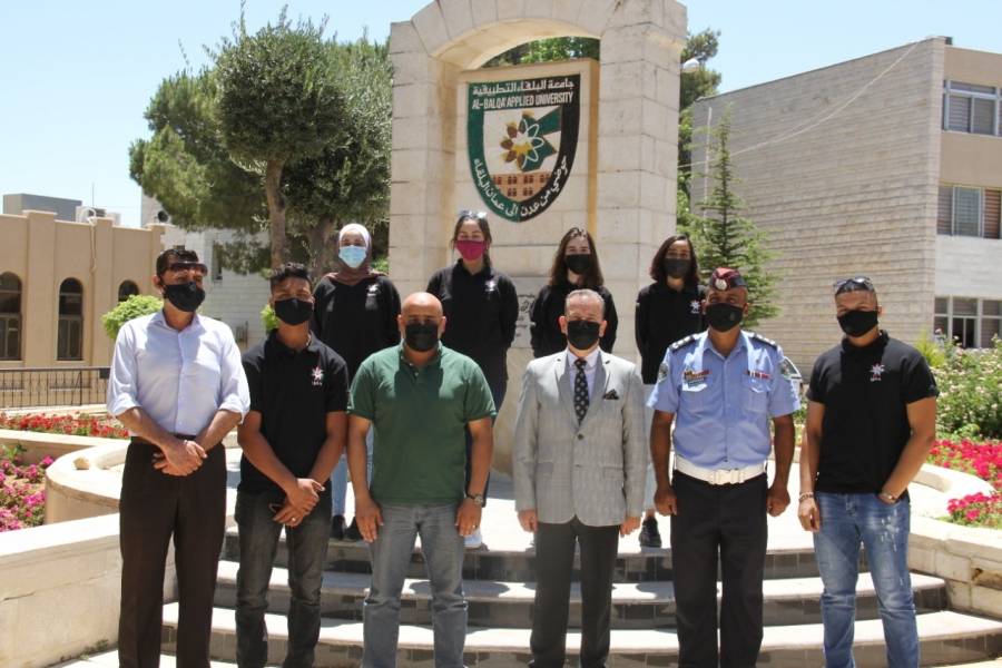 البلقاء التطبيقية ومبادرة حقق والمعهد المروري تستكمل وضع الإشارات الخاصة بمواقف أهل العزم في الجامعة