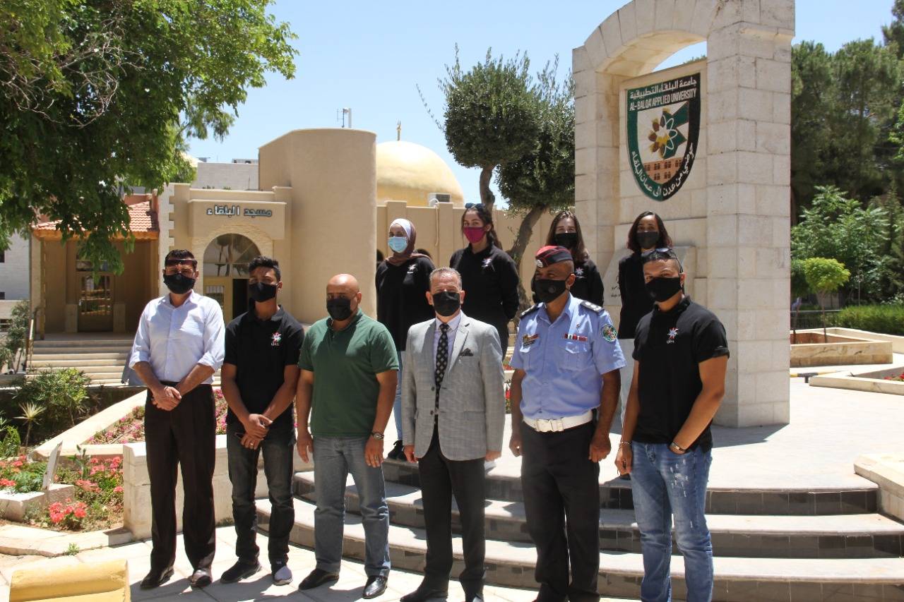 البلقاء التطبيقية ومبادرة حقق والمعهد المروري تستكمل وضع الإشارات الخاصة بمواقف أهل العزم في الجامعة