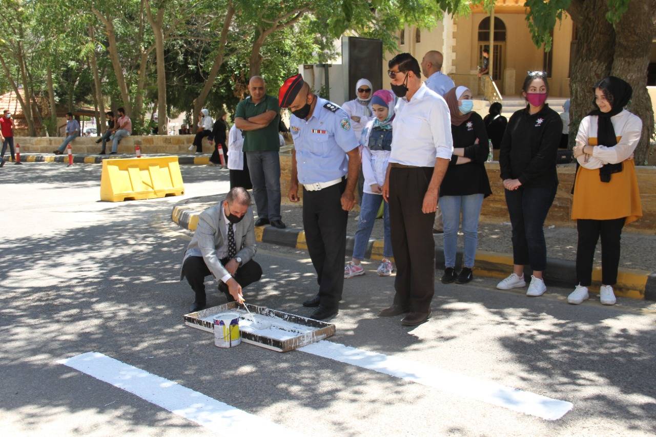 البلقاء التطبيقية ومبادرة حقق والمعهد المروري تستكمل وضع الإشارات الخاصة بمواقف أهل العزم في الجامعة