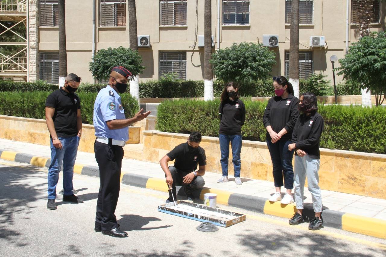 البلقاء التطبيقية ومبادرة حقق والمعهد المروري تستكمل وضع الإشارات الخاصة بمواقف أهل العزم في الجامعة