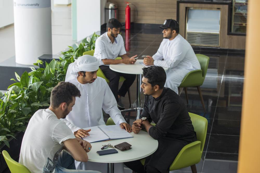 جامعة عجمان تستقطب التنوع الثقافي من خلال تقدیم منح دراسیة ممیزة