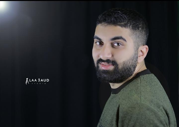 يزن خضور .. صحفيٌّ قلمه يلوح بالإبداع