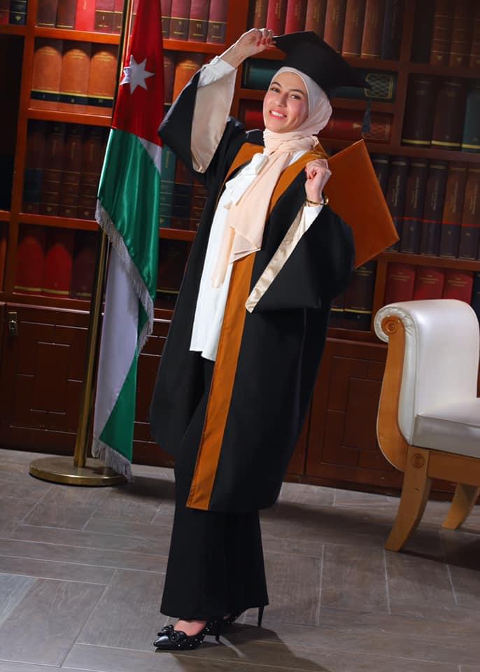 الدكتور محمد علي العناسوه (ابو ثامر) وعائلته يهنئون ابنتهم الدكتورة الصيدلانية تسنيم بتخرجها من الجامعة الاردنية