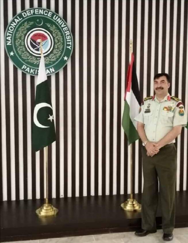 الدكتور ممدوح سليمان العفاش وزوجته يهنئون العميد الركن رياض محمد الحربي بمناسبة إنهاء الدورة العسكرية