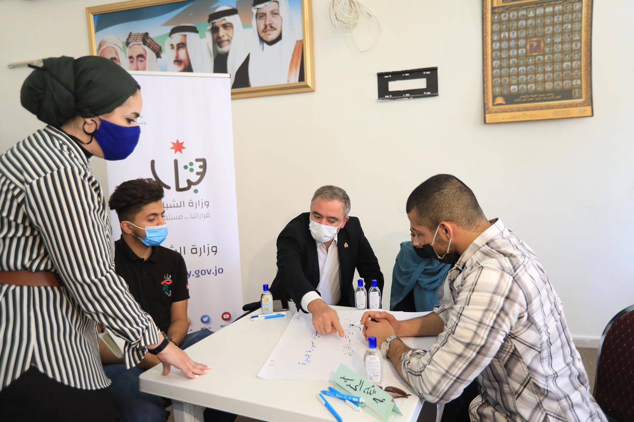 النابلسي يؤكد أهمية المبادرات والبرامج التثقيفية والمهارات الحياتية بين الشباب 