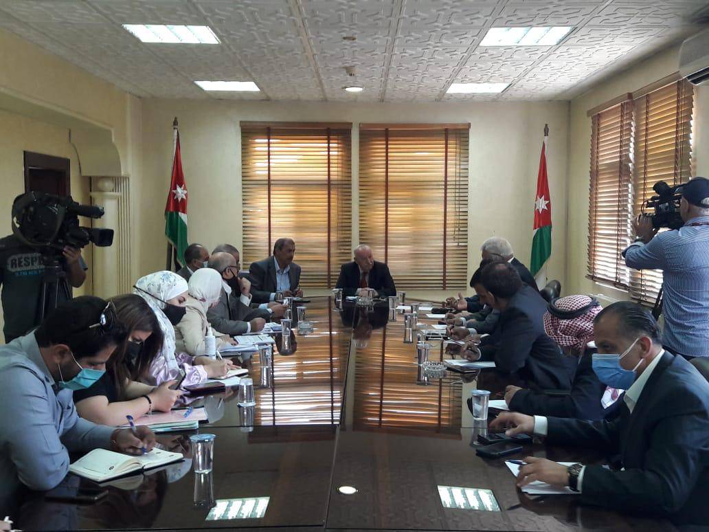 وزير الأشغال يتفقد عدداً من المشاريع التي تعمل عليها الوزارة في محافظة الزرقاء