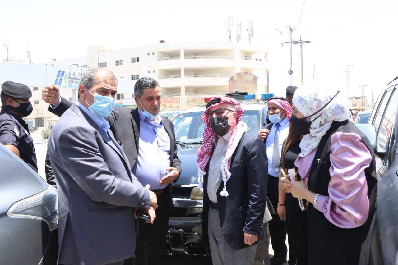 وزير الأشغال يتفقد عدداً من المشاريع التي تعمل عليها الوزارة في محافظة الزرقاء