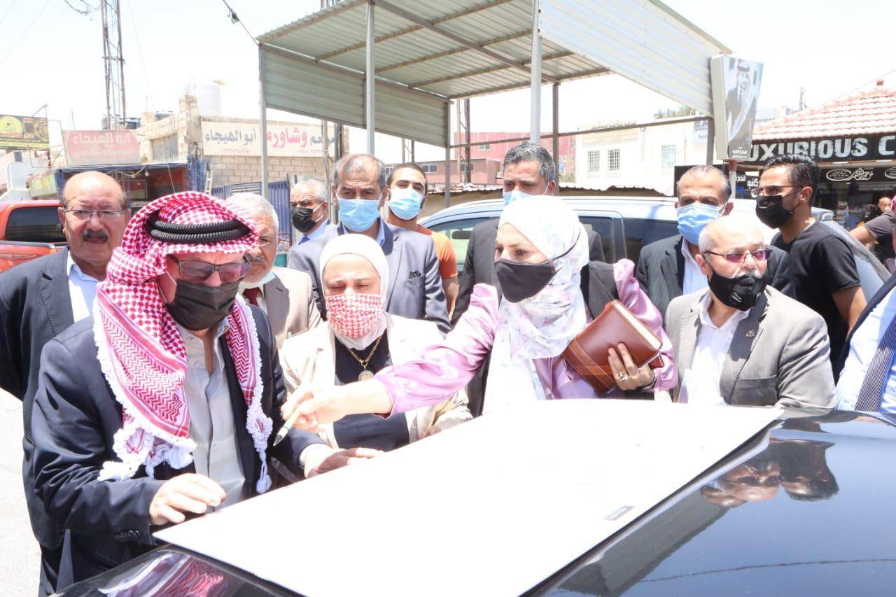 وزير الأشغال يتفقد عدداً من المشاريع التي تعمل عليها الوزارة في محافظة الزرقاء