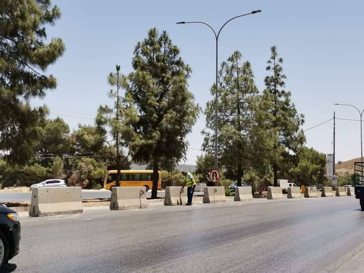 الاشغال: إغلاق فتحة التفافية على طريق عمان - السلط لخطورتها 