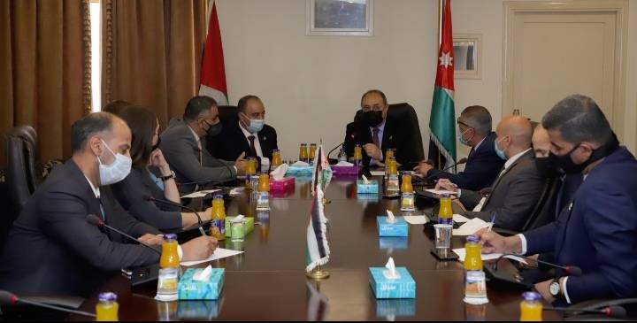 دودين يزور هيئة الإعلام ويؤكد أهمية توفير المعلومات والحقائق لدحض الإشاعات