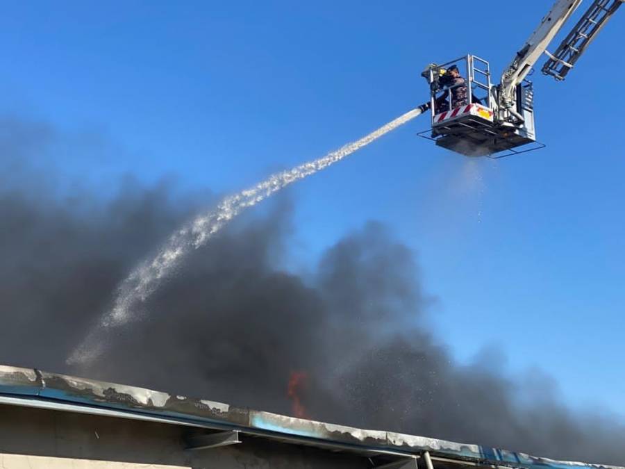 الدفاع المدني يخمد حريقاً داخل مستودع تابع لأحد المصانع في محافظة إربد