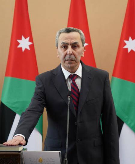 وزير التربية والتعليم يطمئن على طالبة تقدمت لامتحان التوجيهي بعد أن وضعت طفلها الأول فجر اليوم