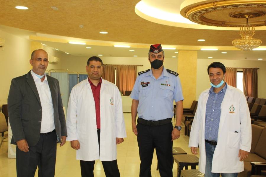 (( الشرطة المجتمعية في مادبا تقدم العون والمساعدة لأحد الاشخاص من ذوي الحاجات الخاصة بأخذ مطعوم كورونا ))