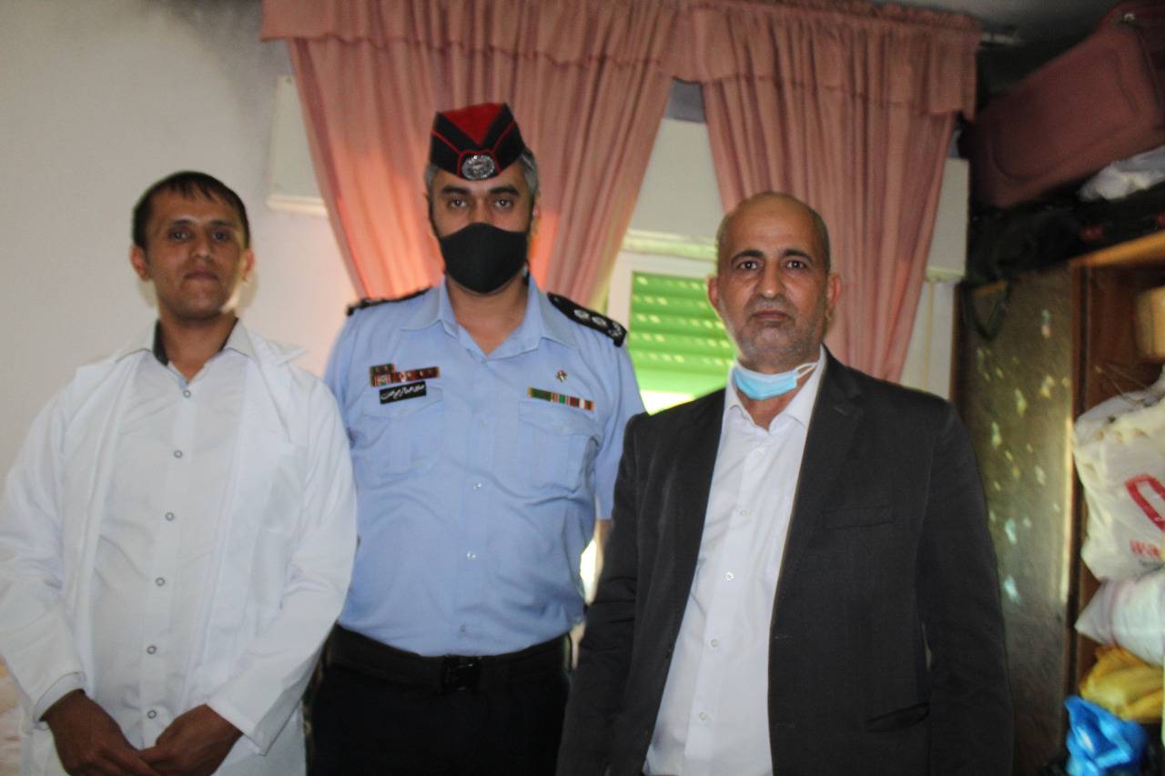 (( الشرطة المجتمعية في مادبا تقدم العون والمساعدة لأحد الاشخاص من ذوي الحاجات الخاصة بأخذ مطعوم كورونا ))