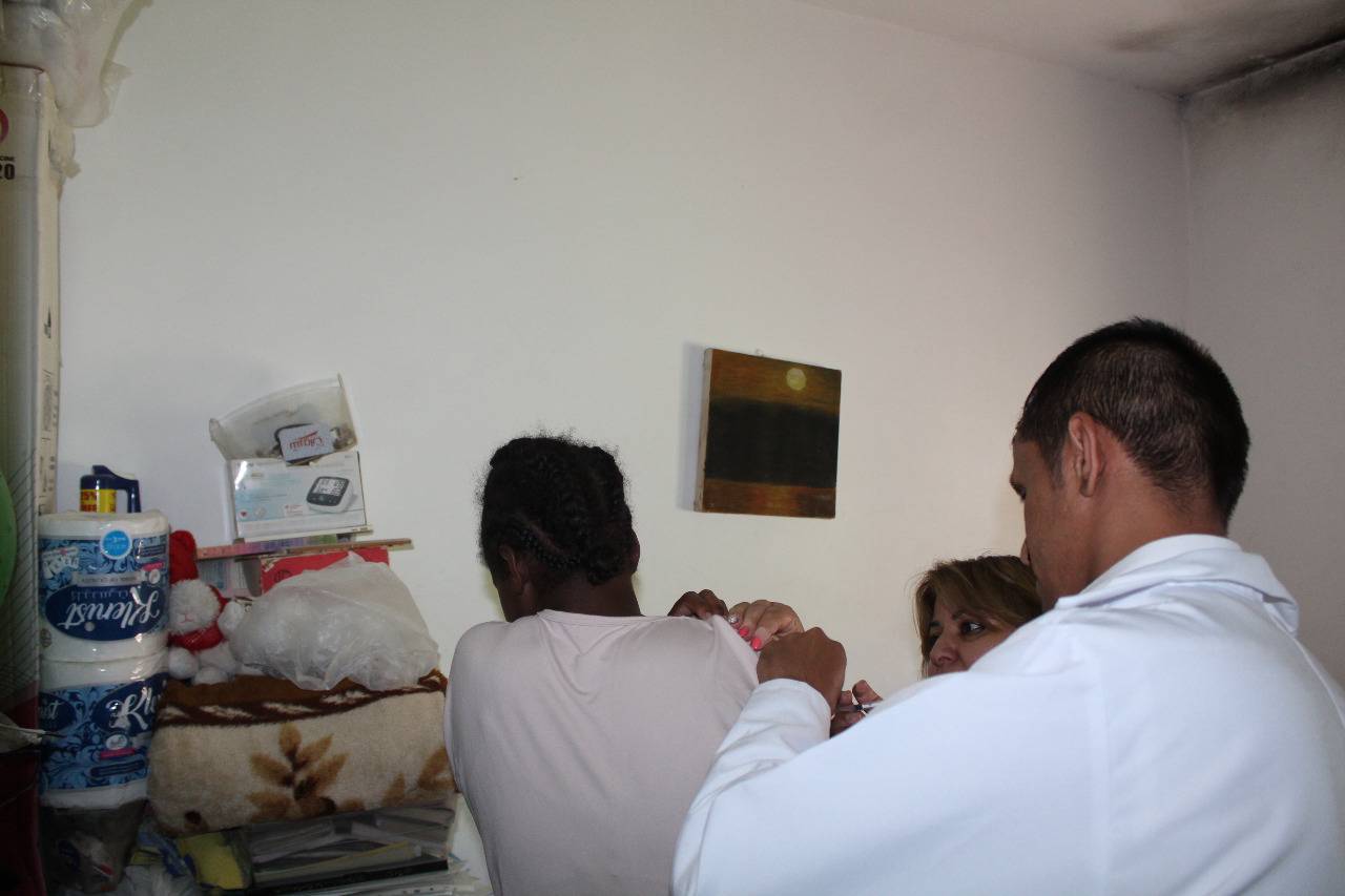 (( الشرطة المجتمعية في مادبا تقدم العون والمساعدة لأحد الاشخاص من ذوي الحاجات الخاصة بأخذ مطعوم كورونا ))