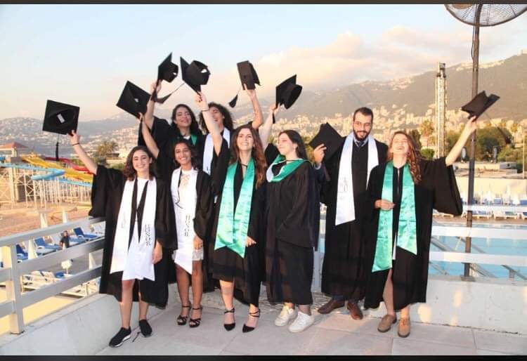 الزميلة سوسن الخطيب تهنئ الدكتورة ايمان غصين وزوجها بتخرج ابنتهما من الجامعة الأمريكية / بيروت