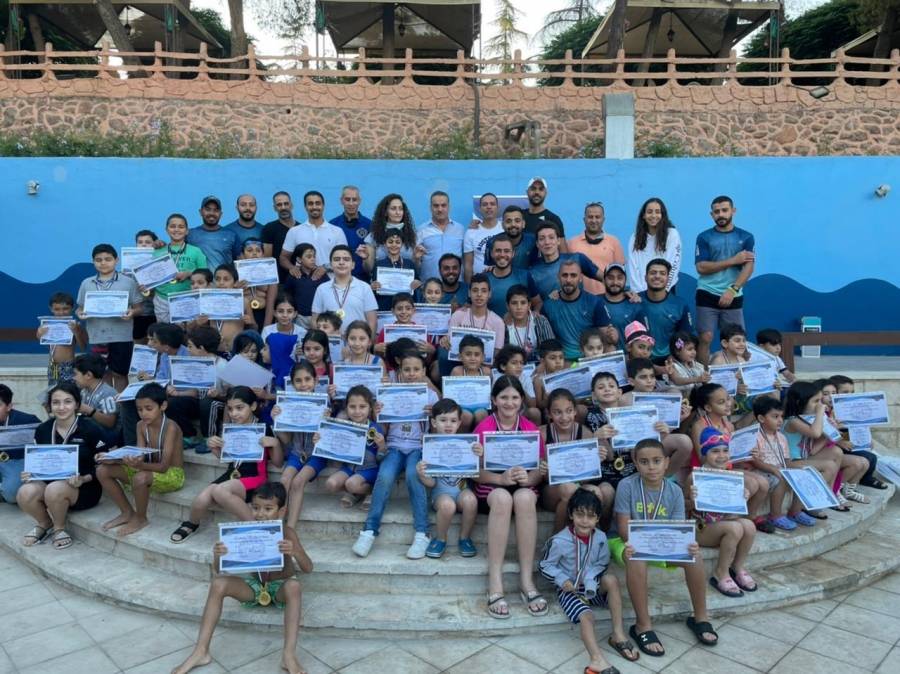 الخلايله يكرم المشاركين في دورة السباحة الثانية