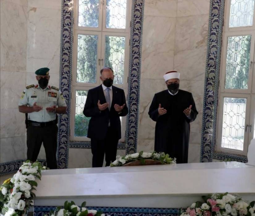 نائب الملك يزور ضريح الملك طلال بن عبدالله