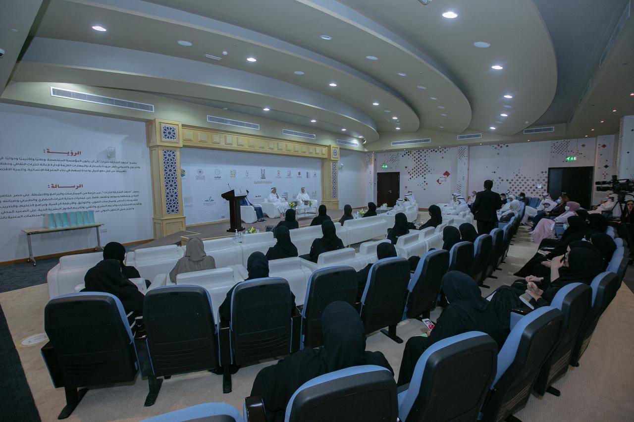 معهد الشارقة للتراث ينظم جلسة تعريفية بكتاب الموسوعة الإماراتية للحرف والمهن والصناعات التقليدية