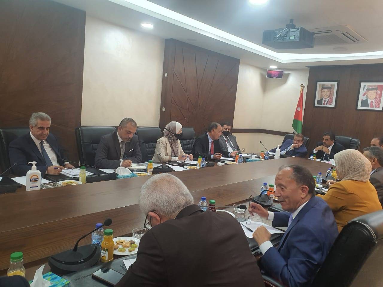 وزير المياه والري يلتقي كتلة الشعب في مجلس النواب 