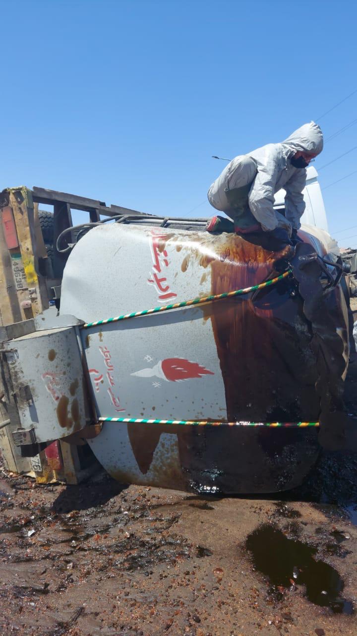 ‏الدفاع المدني يتعامل مع انقلاب صهريج محمل بمادة T1 النفطية (صور)