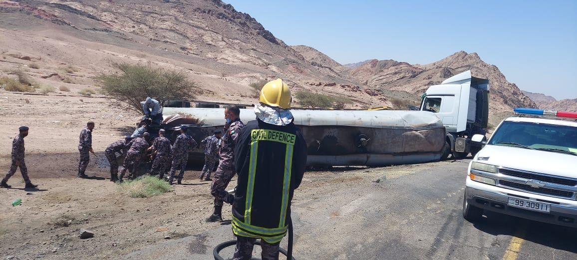 ‏الدفاع المدني يتعامل مع انقلاب صهريج محمل بمادة T1 النفطية (صور) 